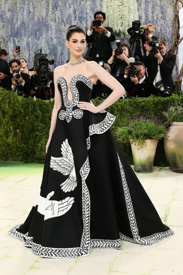 Lisa gây choáng với đầm 3D độc lạ, Jisoo hóa công chúa tại Met Gala 2026&nbsp;