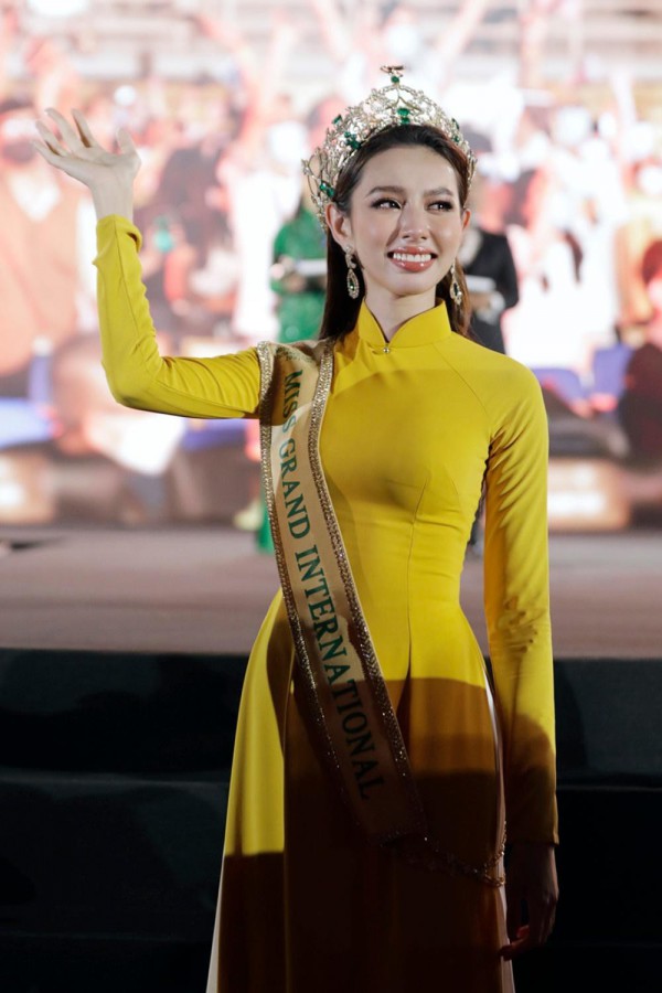 Loạt áo dài Hoa hậu Thùy Tiên mặc từ khi đăng quang đều có một điểm chung bất ngờ