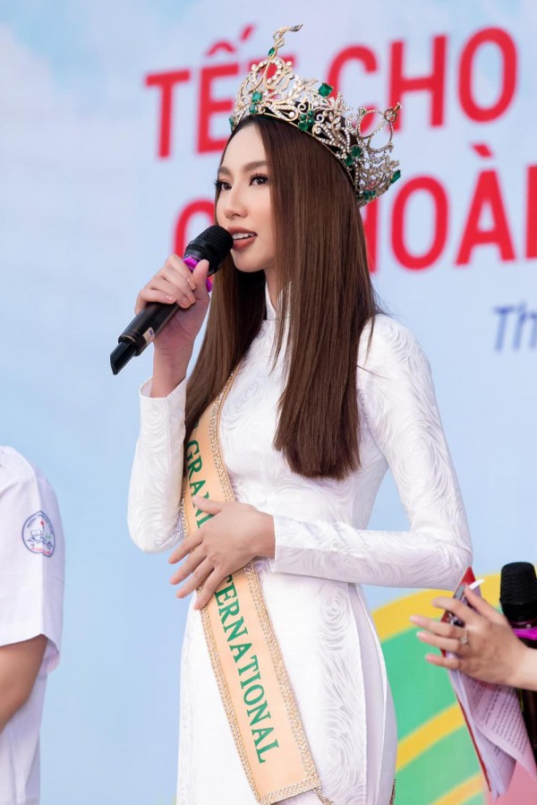 Loạt áo dài Hoa hậu Thùy Tiên mặc từ khi đăng quang đều có một điểm chung bất ngờ