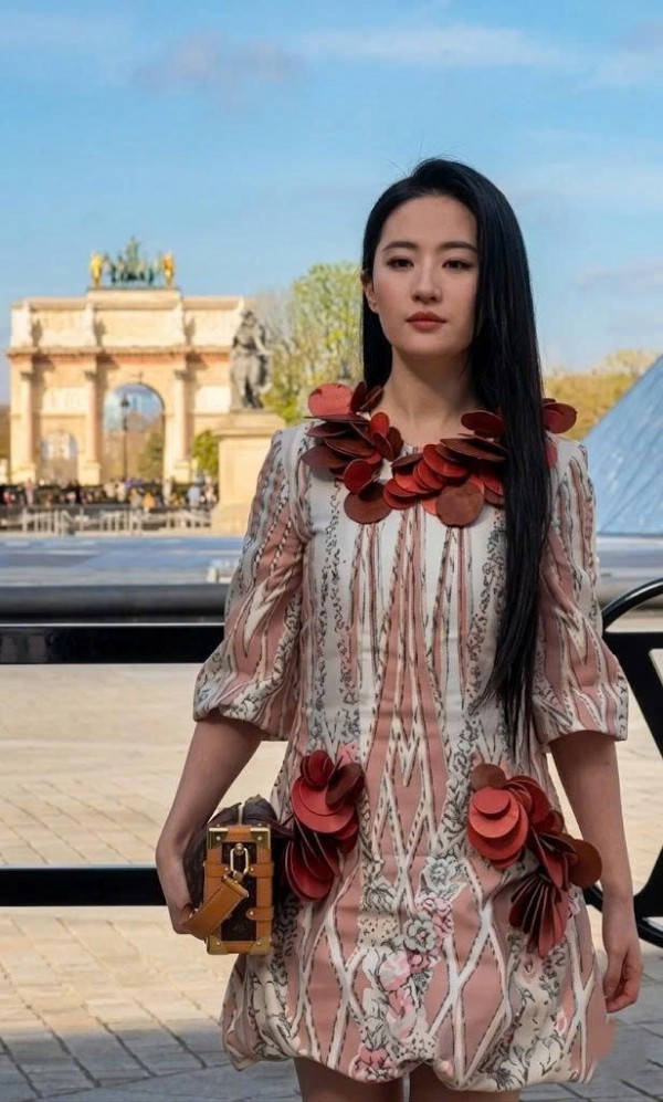 Lưu Diệc Phi "gây bão" tại tuần lễ thời trang Paris 2026 với váy đỏ Louis Vuitton