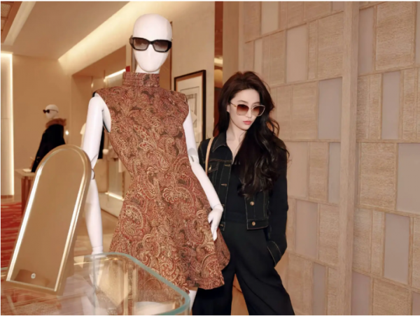 Lưu Diệc Phi gây chú ý với phong cách thời trang đời thường nhẹ nhàng, tinh tế