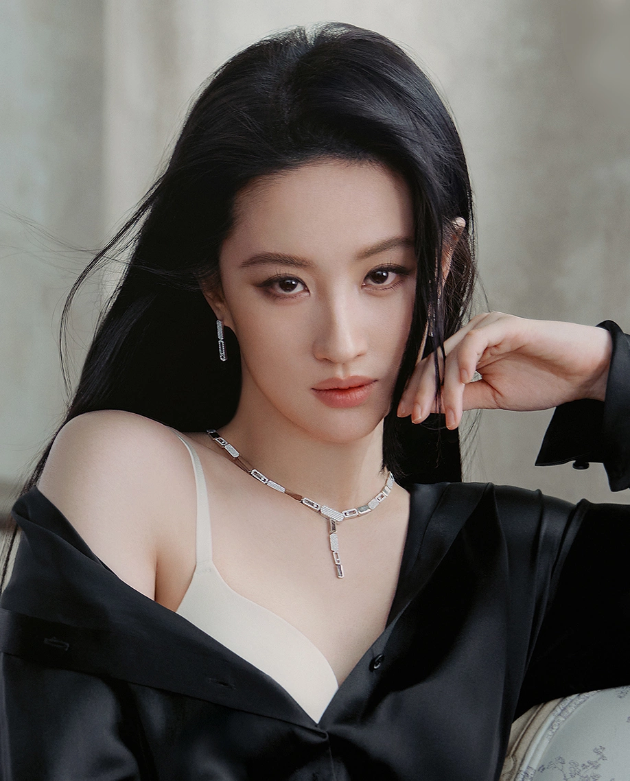 Lưu Diệc Phi khoe eo săn chắc, phối đồ đơn giản mà cuốn hút