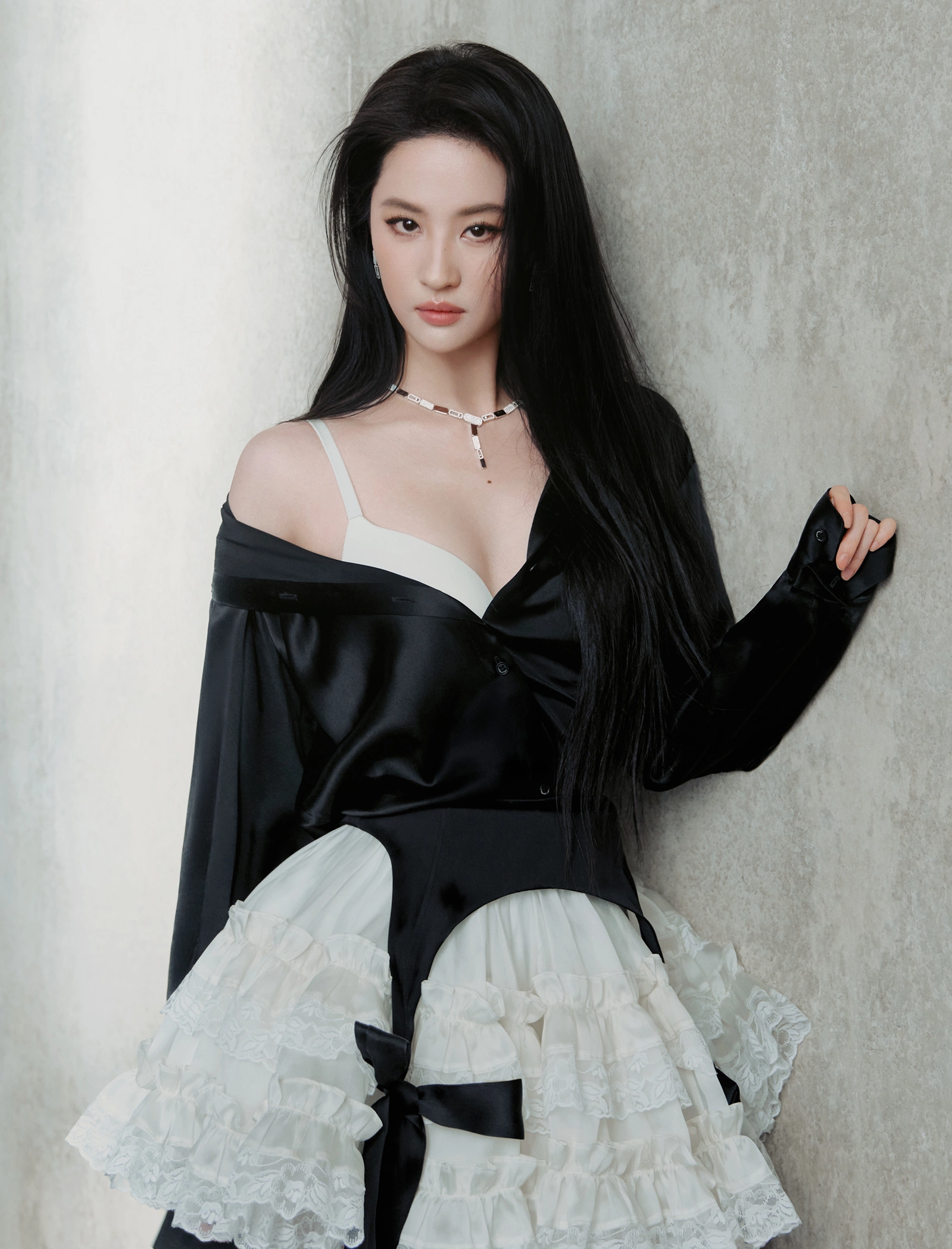 Lưu Diệc Phi khoe eo săn chắc, phối đồ đơn giản mà cuốn hút