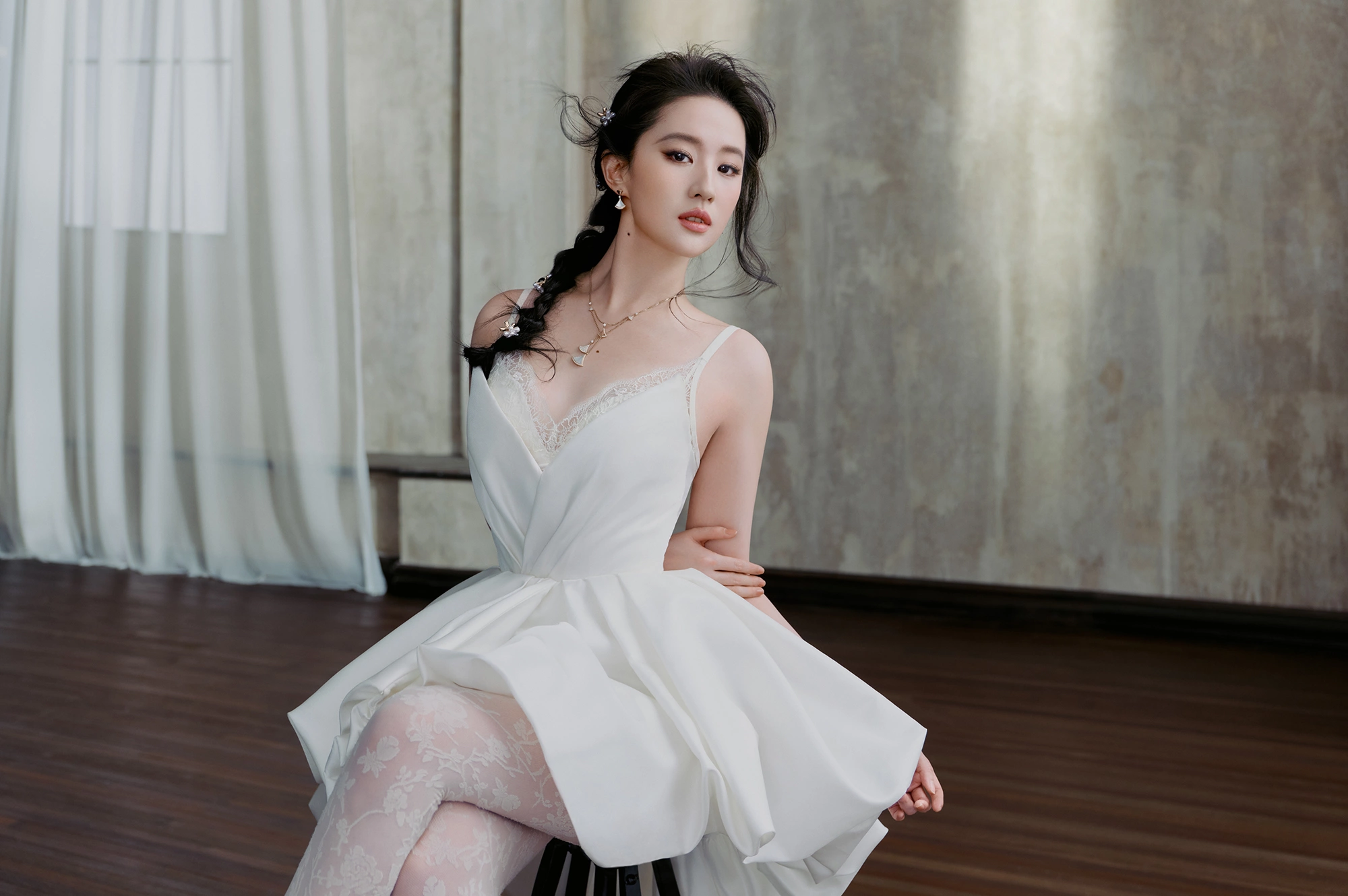 Lưu Diệc Phi khoe eo săn chắc, phối đồ đơn giản mà cuốn hút