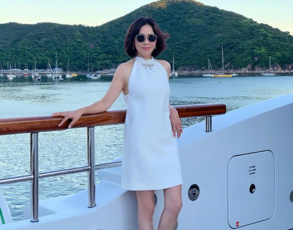 Lưu Gia Linh dáng thon ở tuổi U60 nhờ đạp xe, chạy bộ 10km mỗi ngày