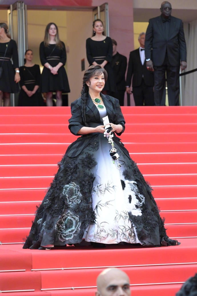 Lưu Hiểu Khánh U80 nhưng cơ thể vẫn săn chắc nhờ chạy bộ mỗi ngày Lưu Hiểu Khánh U80 nhưng cơ thể vẫn săn chắc nhờ chạy bộ mỗi ngày