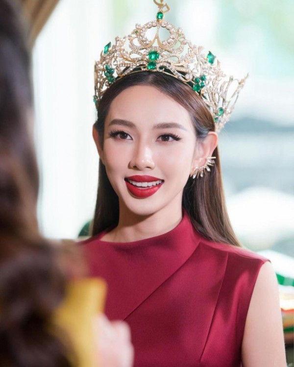 Mặc cùng kiểu trang phục, Hoa hậu Thùy Tiên và Á hậu Kim Duyên có sự lựa chọn khác nhau
