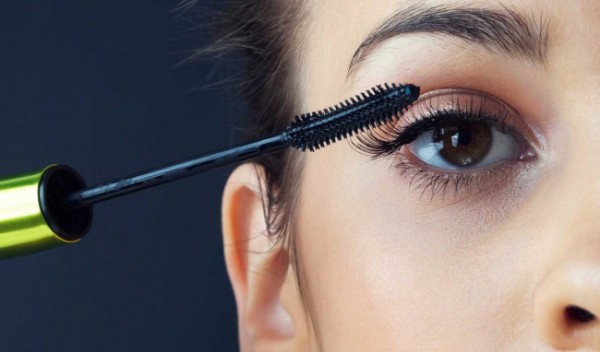 Mẹo chải mascara siêu nhanh cho hàng mi cong vút