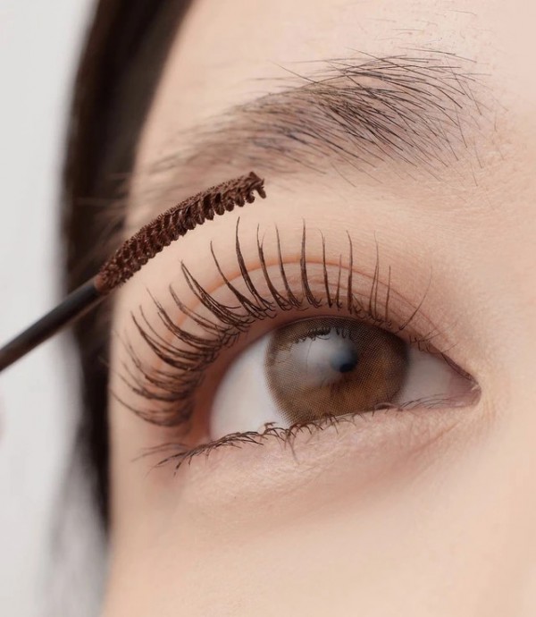 Mẹo chải mascara siêu nhanh cho hàng mi cong vút