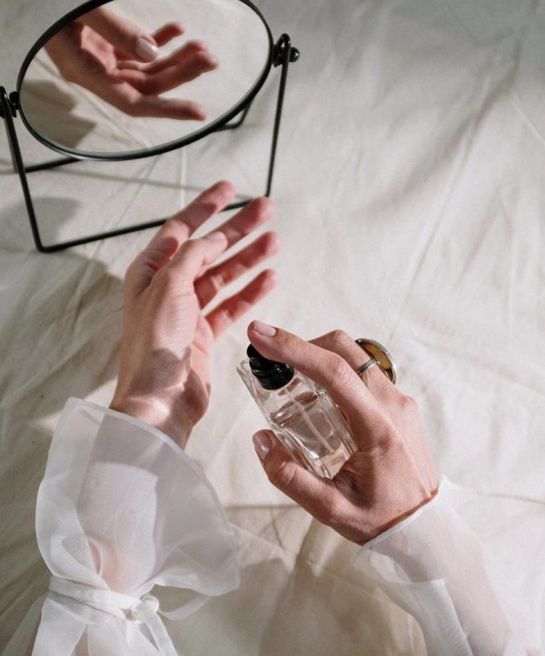 Mẹo dùng nước hoa vào mùa hè không gây kích ứng da