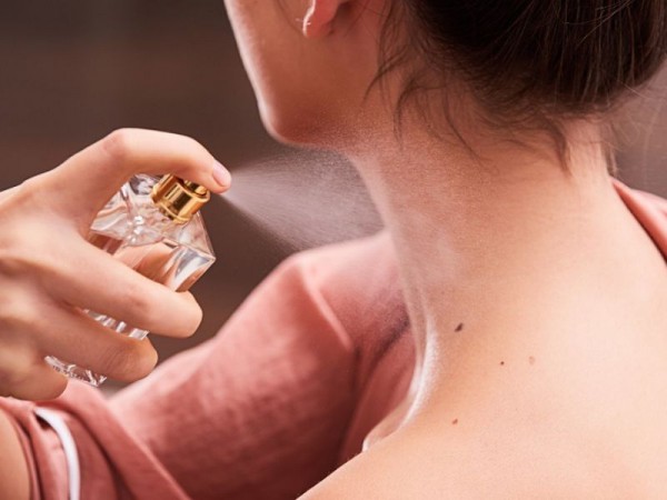 Mẹo dùng nước hoa vào mùa hè không gây kích ứng da