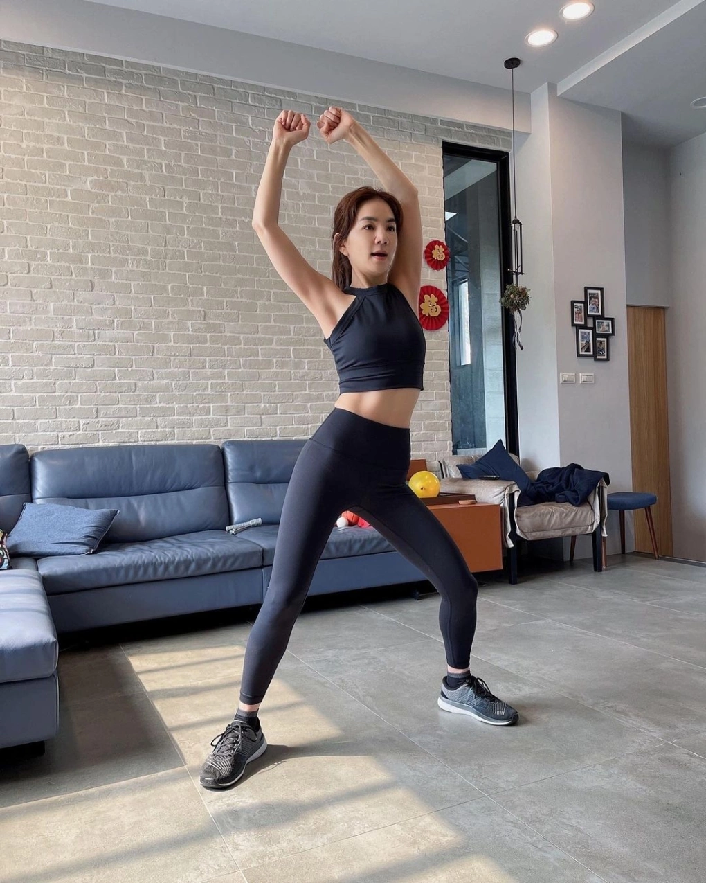 Mẹo duy trì vóc dáng săn chắc của Ella (S.H.E) ở tuổi 44