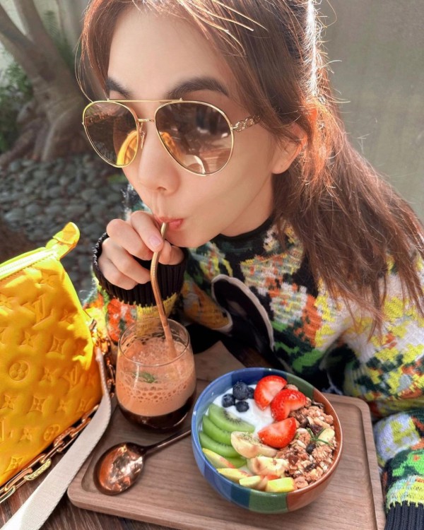 Mẹo duy trì vóc dáng săn chắc của Ella (S.H.E) ở tuổi 44