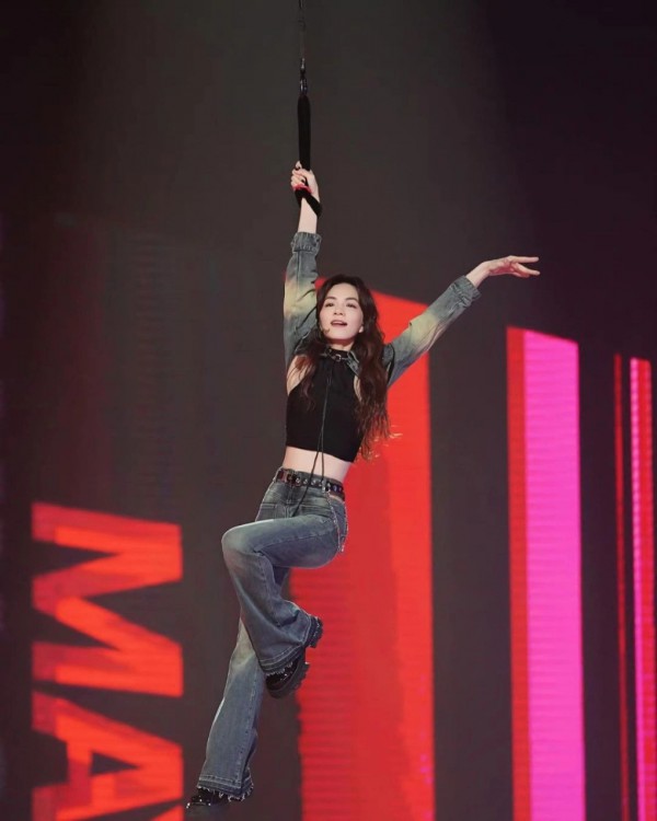 Mẹo duy trì vóc dáng săn chắc của Ella (S.H.E) ở tuổi 44