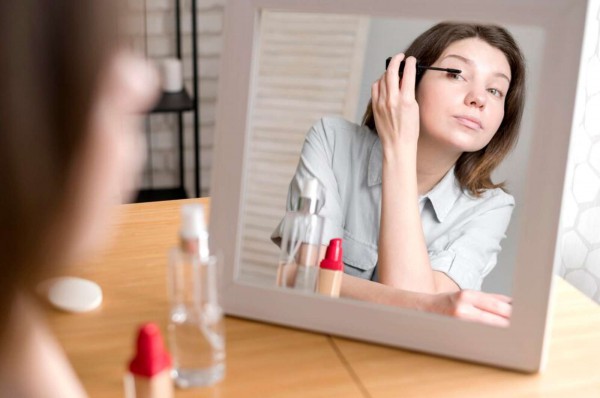 Mẹo giúp lớp trang điểm lâu trôi khi thời tiết nồm ẩm