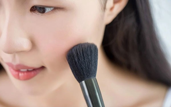 Mẹo trang điểm giúp phụ nữ tuổi trung niên trẻ trung hơn