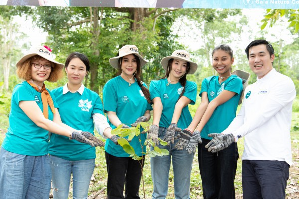 Mina Sue Choi, Thạch Thu Thảo rạng rỡ đi trồng rừng, tìm hiểu việc tái chế rác thải