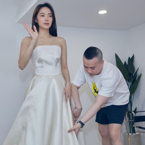 Minh Hằng rạng rỡ đi thử váy cưới, tiết lộ giá trị và thời gian thực hiện