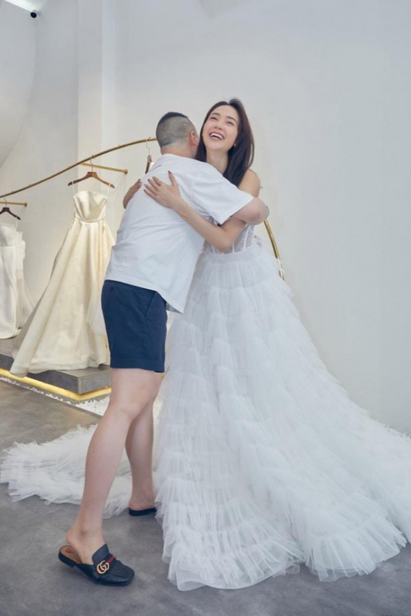 Minh Hằng rạng rỡ đi thử váy cưới, tiết lộ giá trị và thời gian thực hiện