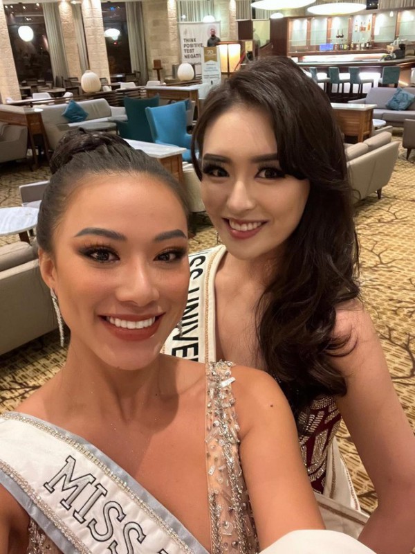 Miss Universe 2021: Á hậu Kim Duyên diện đồ "chặt đẹp" nhiều đối thủ ở tiệc tối đầu tiên