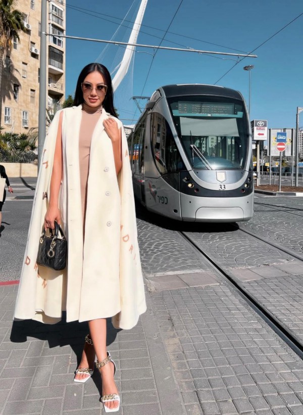 Miss Universe 2021: Á hậu Kim Duyên khoe sắc vóc thời thượng trên đường phố Israel