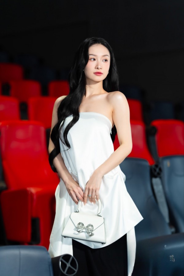 Misthy so kè nhan sắc với "cô dâu hào môn" Jun Vũ Misthy so kè nhan sắc với "cô dâu hào môn" Jun Vũ