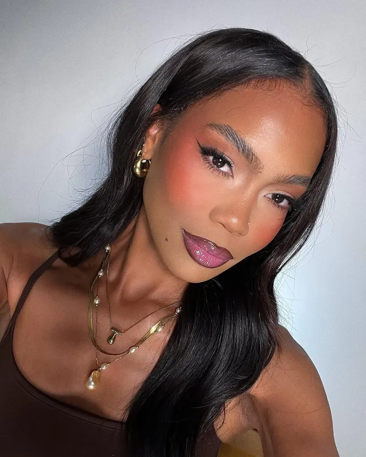 Môi đỏ thẫm, mắt khói thập niên 90 là xu hướng trang điểm mùa thu