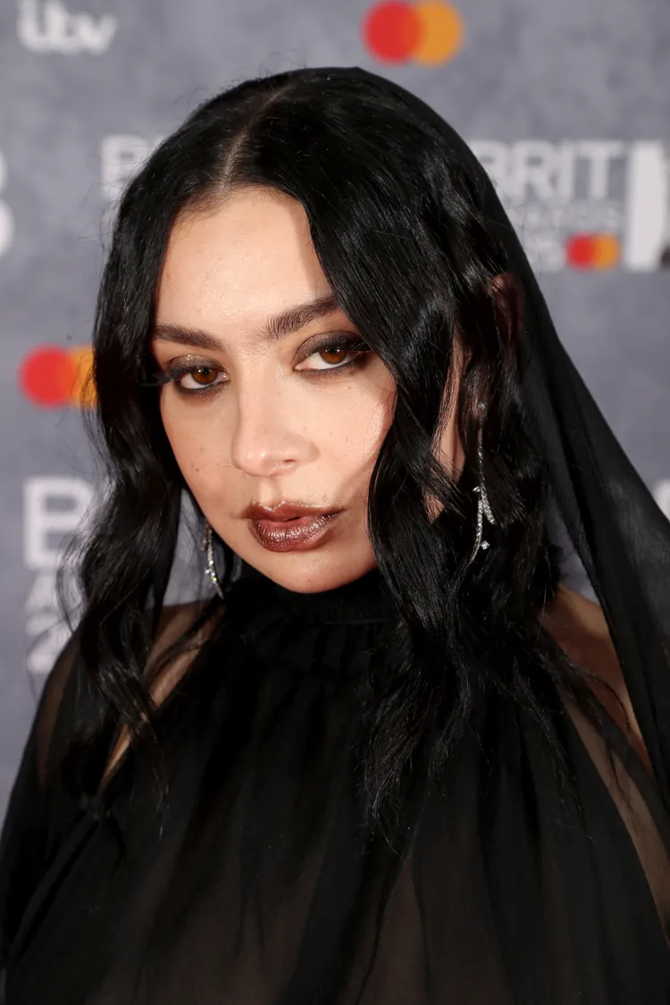 Môi đỏ thẫm, mắt khói thập niên 90 là xu hướng trang điểm mùa thu