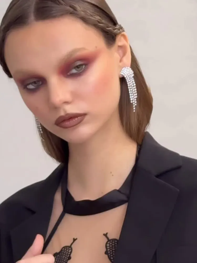 Môi đỏ thẫm, mắt khói thập niên 90 là xu hướng trang điểm mùa thu