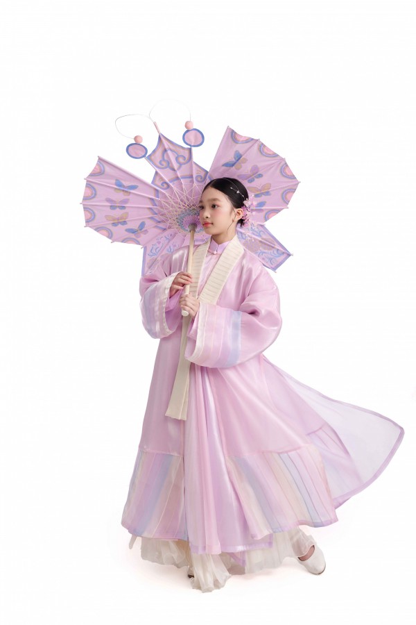 NTK Nguyễn Minh Công lan tỏa tình yêu quê hương qua thời trang