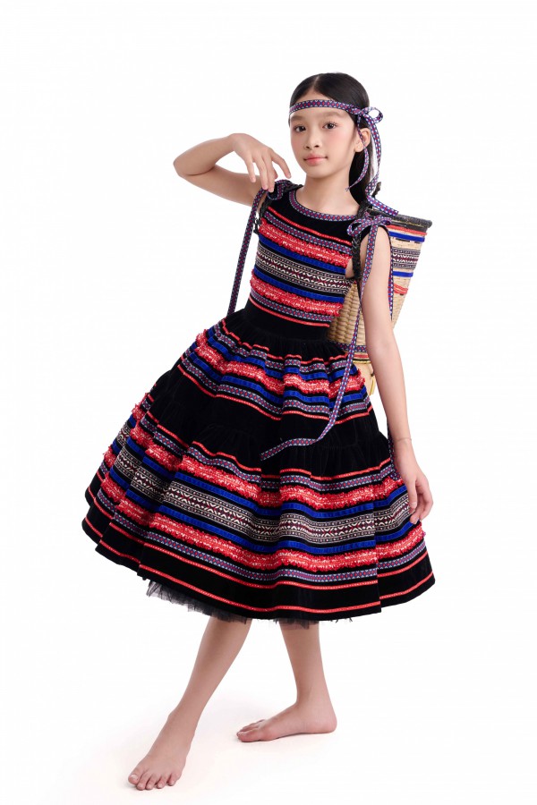 NTK Nguyễn Minh Công lan tỏa tình yêu quê hương qua thời trang