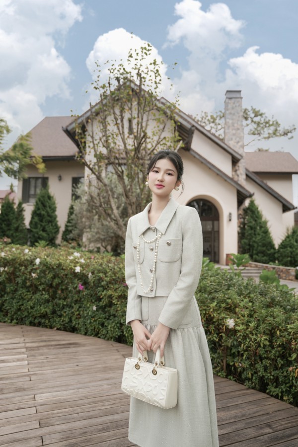 Nàng Mơ diện váy áo vải tweed hóa quý cô nước Pháp