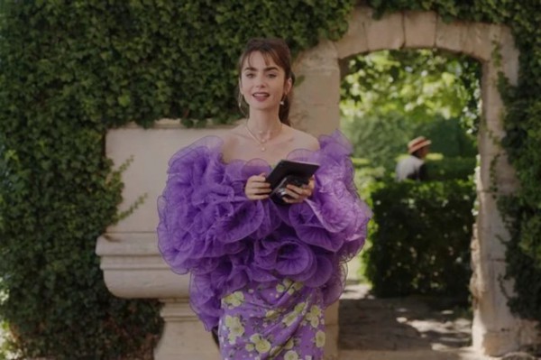 Ngắm loạt trang phục hút mắt của nàng “tắc kè hoa” Lily Collins trong “Emily In Paris 3”