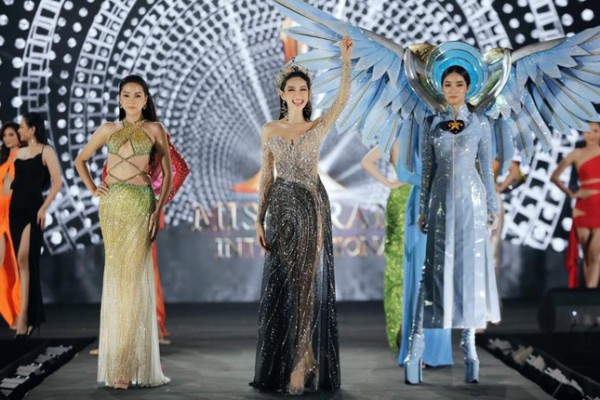 Ngắm trang phục của Hoa hậu Thùy Tiên trong buổi Homecoming, có một mẫu váy gây bất ngờ