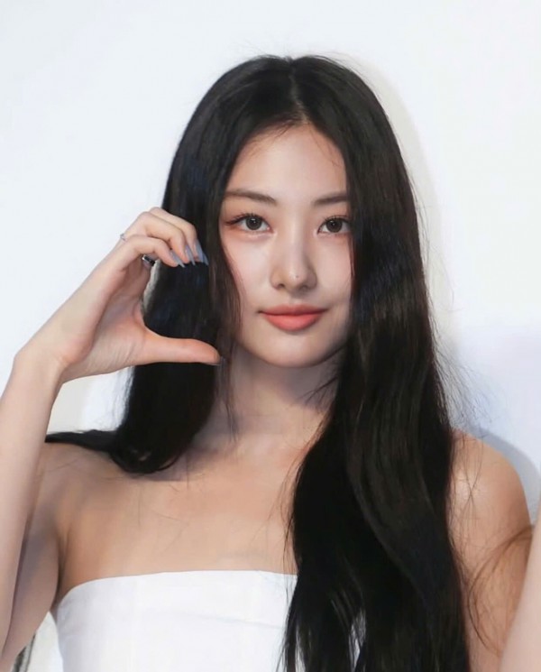 Nhan sắc nữ thần tượng vừa thay Kim Soo Hyun làm đại sứ Prada Nhan sắc nữ thần tượng vừa thay Kim Soo Hyun làm đại sứ Prada