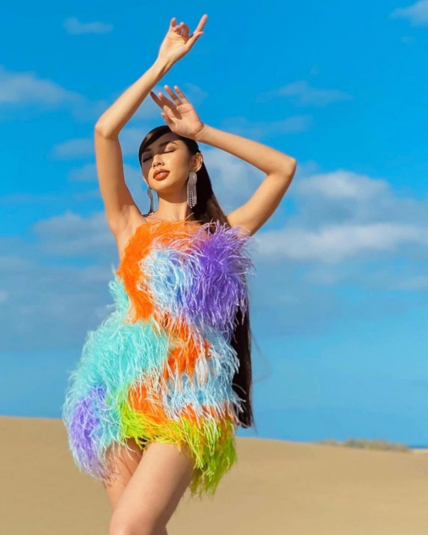 Nhân vật bí ẩn đứng sau loạt hình đẹp long lanh của Hoa hậu Thùy Tiên tại Tây Ban Nha