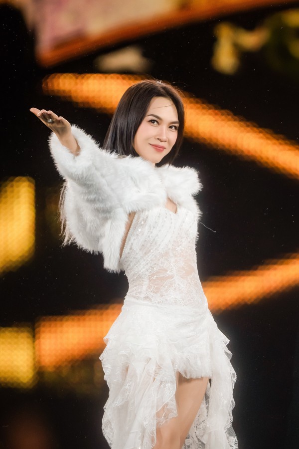 Những bộ cánh tôn vóc dáng cho Mỹ Tâm trên sân khấu concert 