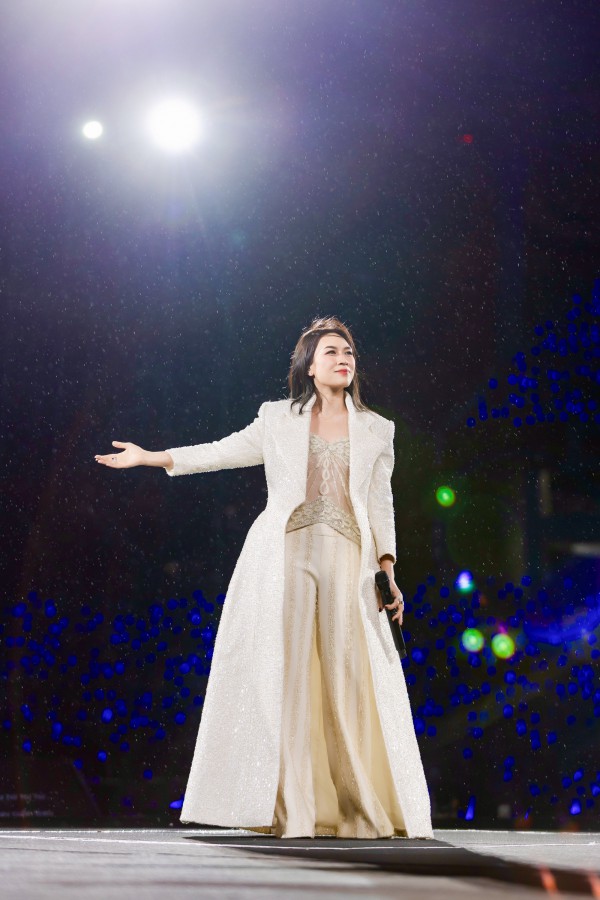 Những bộ cánh tôn vóc dáng cho Mỹ Tâm trên sân khấu concert 