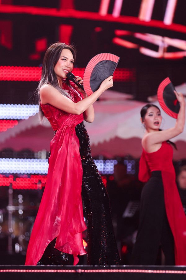 Những bộ cánh tôn vóc dáng cho Mỹ Tâm trên sân khấu concert 