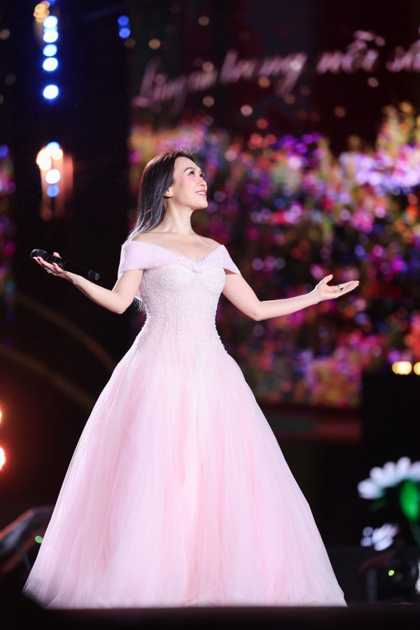 Những bộ cánh tôn vóc dáng cho Mỹ Tâm trên sân khấu concert 