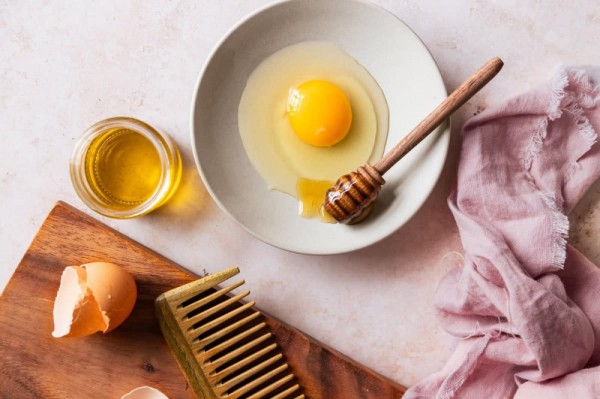 Những cách ủ tóc tại nhà hiệu quả để sở hữu mái tóc óng ả, suôn mượt