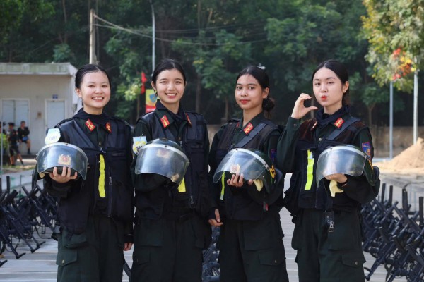 Những nữ chiến sĩ xinh đẹp Những nữ chiến sĩ xinh đẹp