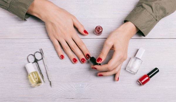Những sai lầm khiến bộ móng của bạn không đẹp lung linh Những sai lầm khiến bộ móng của bạn không đẹp lung linh