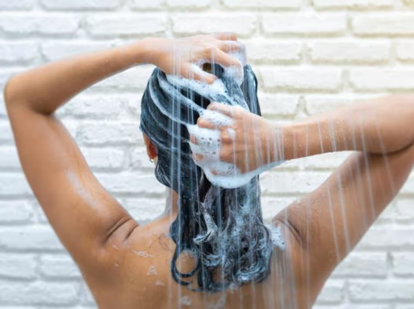 Những thói quen tưởng vô hại lại khiến da đầu bị tổn thương