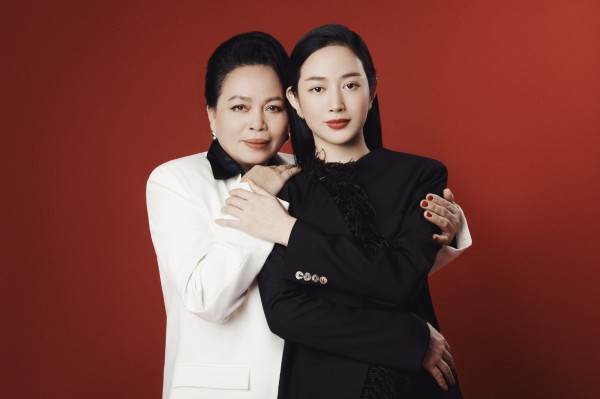 Nữ diễn viên Mai Thanh Hà khoe bộ ảnh thời trang chụp cùng mẹ Nữ diễn viên Mai Thanh Hà khoe bộ ảnh thời trang chụp cùng mẹ