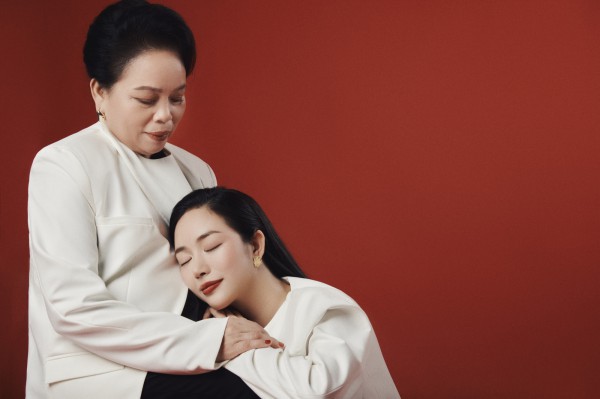 Nữ diễn viên Mai Thanh Hà khoe bộ ảnh thời trang chụp cùng mẹ Nữ diễn viên Mai Thanh Hà khoe bộ ảnh thời trang chụp cùng mẹ