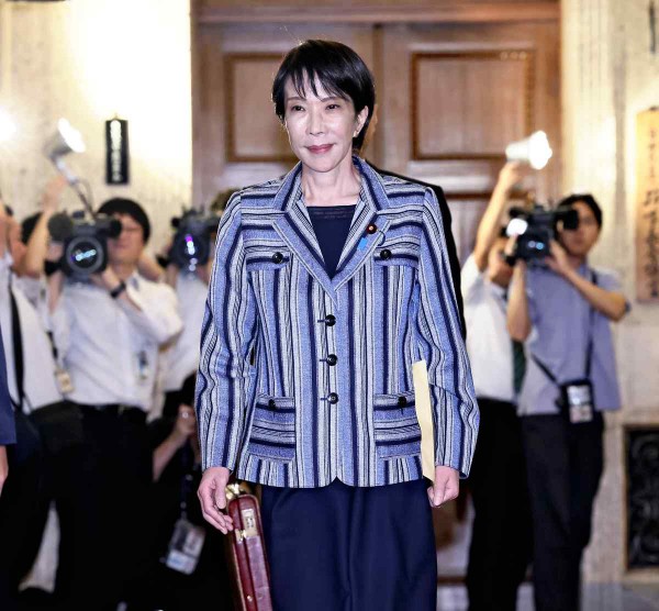 Nữ thủ tướng đầu tiên của Nhật Bản chuộng phong cách hoàng gia