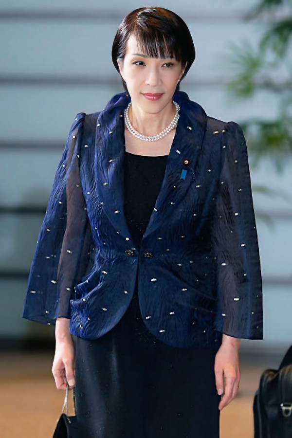 Nữ thủ tướng đầu tiên của Nhật Bản chuộng phong cách hoàng gia