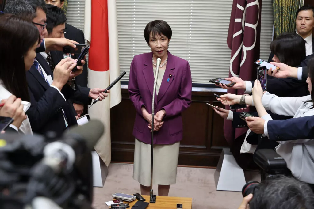 Nữ thủ tướng đầu tiên của Nhật Bản chuộng phong cách hoàng gia