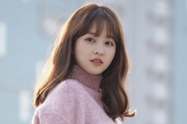 Park Bo Young ăn táo mỗi ngày để da mịn màng